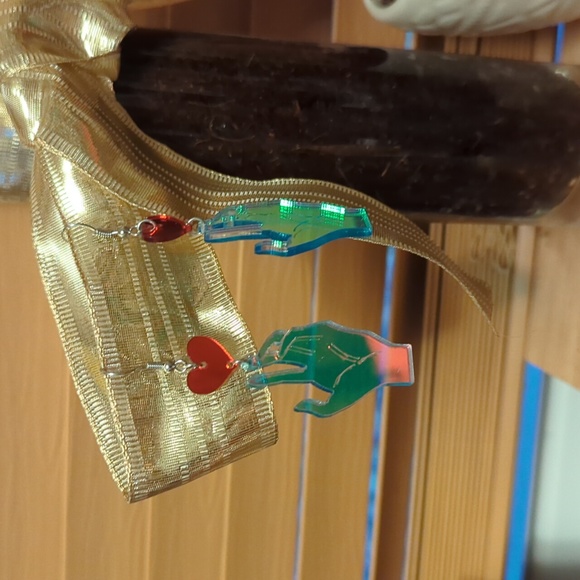 NWT/IP: (unbranded)🔥🧟❤️👋ZOMBIE HAND W/HEART👋❤️🧟🔥 acrylic dangle earrings! - Picture 3 of 4